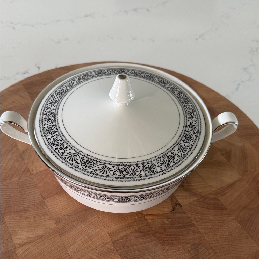 Noritake Prelude 8” Covered Serving Bowl w lid